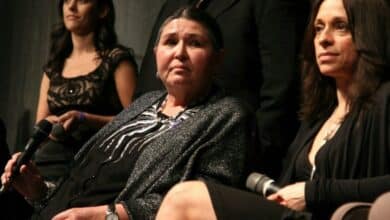 Photo of Academy apologizes to indigenous star for historic Oscars abuse