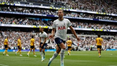 Photo of Kane takes Tottenham top, unsettled Leicester lose again
