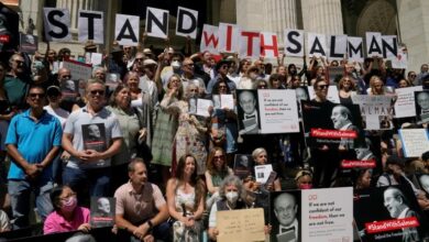 Photo of Literature world holds New York rally for Rushdie