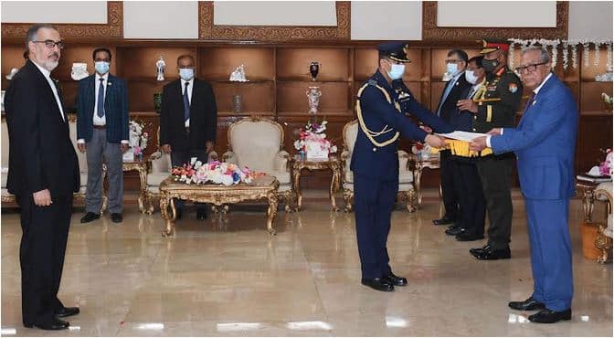 President receives credentials from ambassadors of Iran, Brazil
