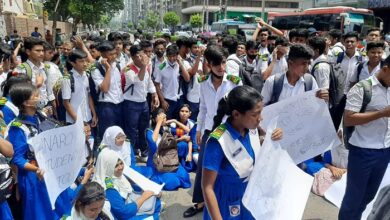Photo of Students blockade Banani road echoing half pass