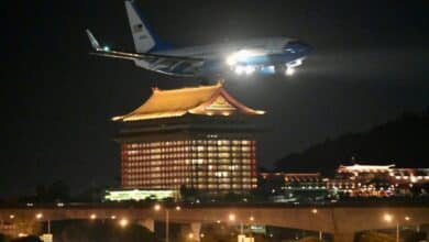 Photo of Pelosi defies China threats and lands in Taiwan