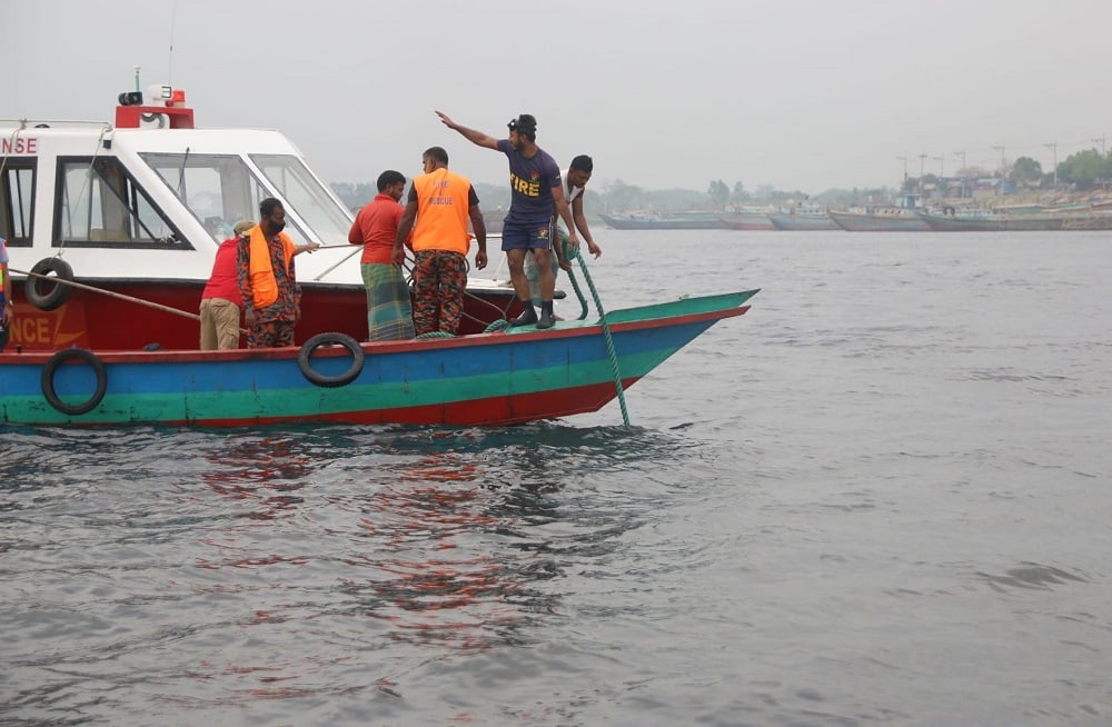 Passenger trawler sinks colliding with cargo ship in Narayanganj