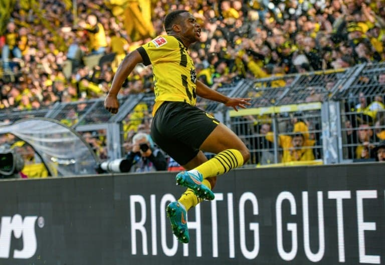 Dortmund go top as Bayern stunned away at Augsburg