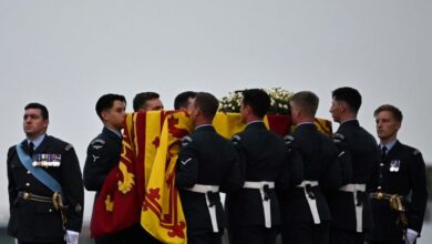Photo of Under leaden skies, Queen Elizabeth II’s coffin returns to London