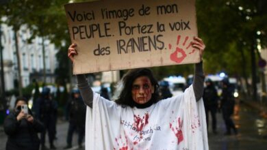 Photo of Police clash with Iran protesters in London and Paris