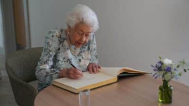 Photo of Queen Elizabeth’s family rush to side of ailing monarch