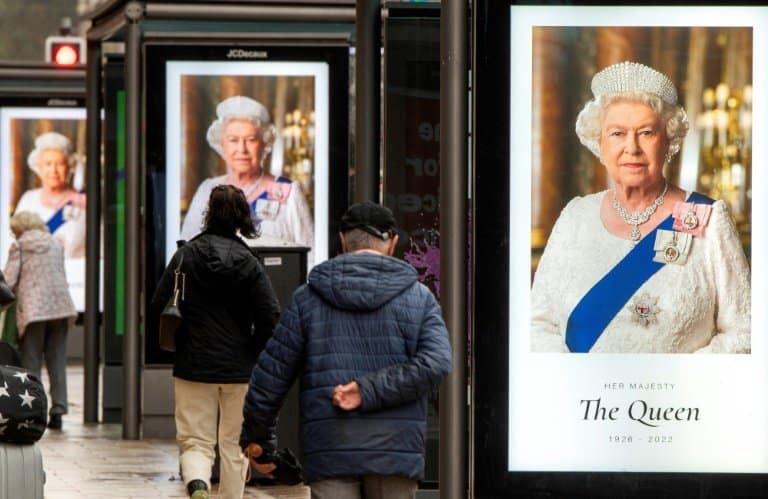 Sombre Edinburgh readies to receive the queen