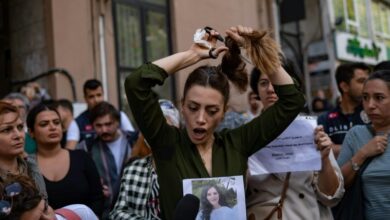 Photo of Woman cuts hair at Istanbul protest for Iran’s Amini