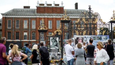 Photo of Flowers, photos as tributes paid to princess Diana, 25 years on