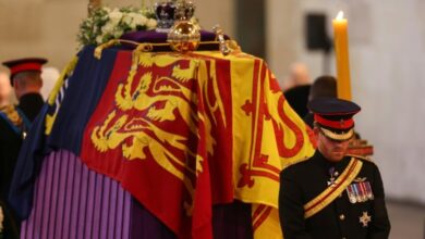 Photo of Queen Elizabeth’s grandchildren mount vigil around coffin