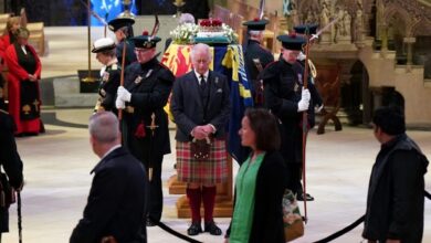 Photo of Royals stage vigil as mourners stream by queen’s coffin