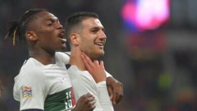 Photo of Portugal cruise past Czechs as Dalot bags brace
