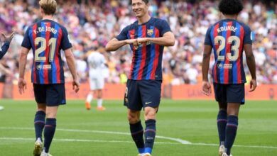 Photo of Barcelona climb top in Spain after Lewandowski double