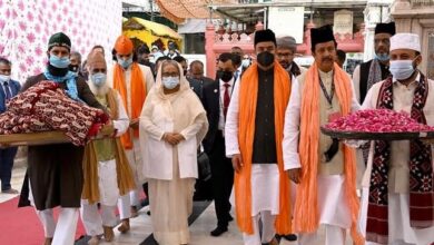 Photo of PM begins India visit by offering prayer at Nizamuddin Dargah
