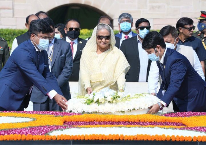 PM pays rich tributes to Mahatma Gandhi