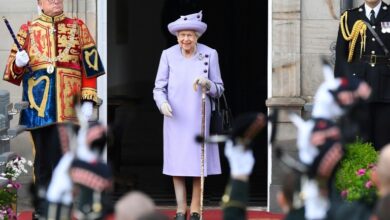 Photo of Queen’s coffin heads to Scottish palace, historic church