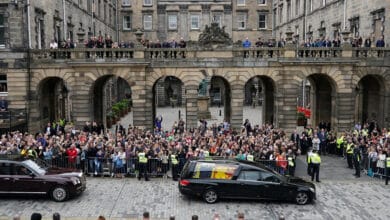 Photo of Elizabeth’s coffin arrives in Edinburgh as mourners line streets