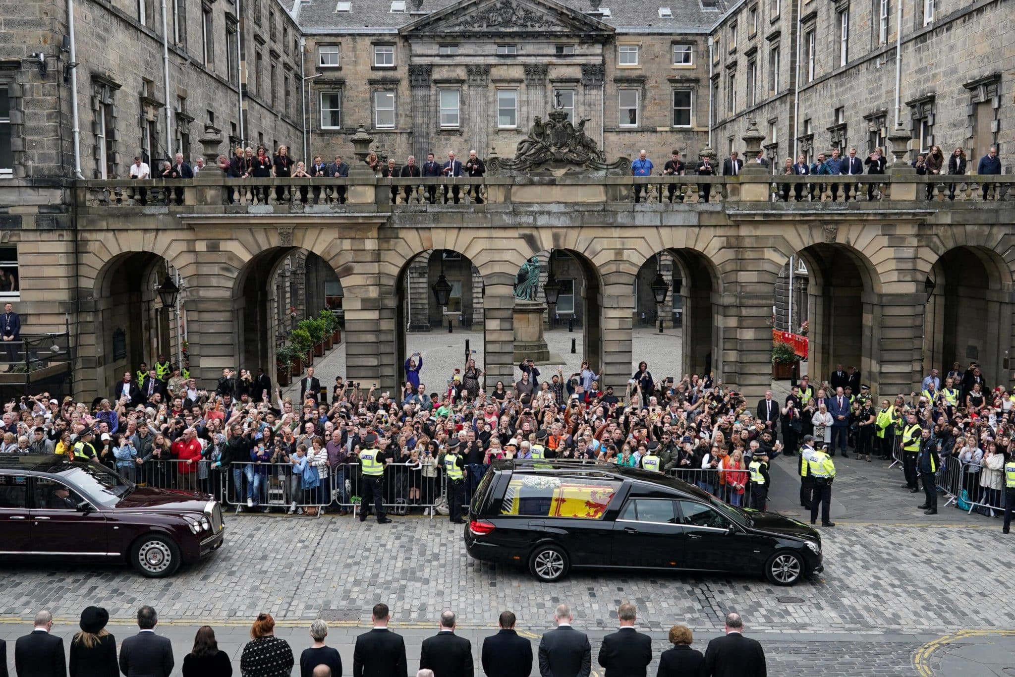 Elizabeth's coffin arrives in Edinburgh as mourners line streets