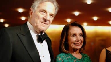 Photo of Intruder hunting US politician Pelosi attacks her husband with hammer