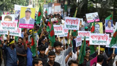 30 injured as BNP's motorcade comes under attack