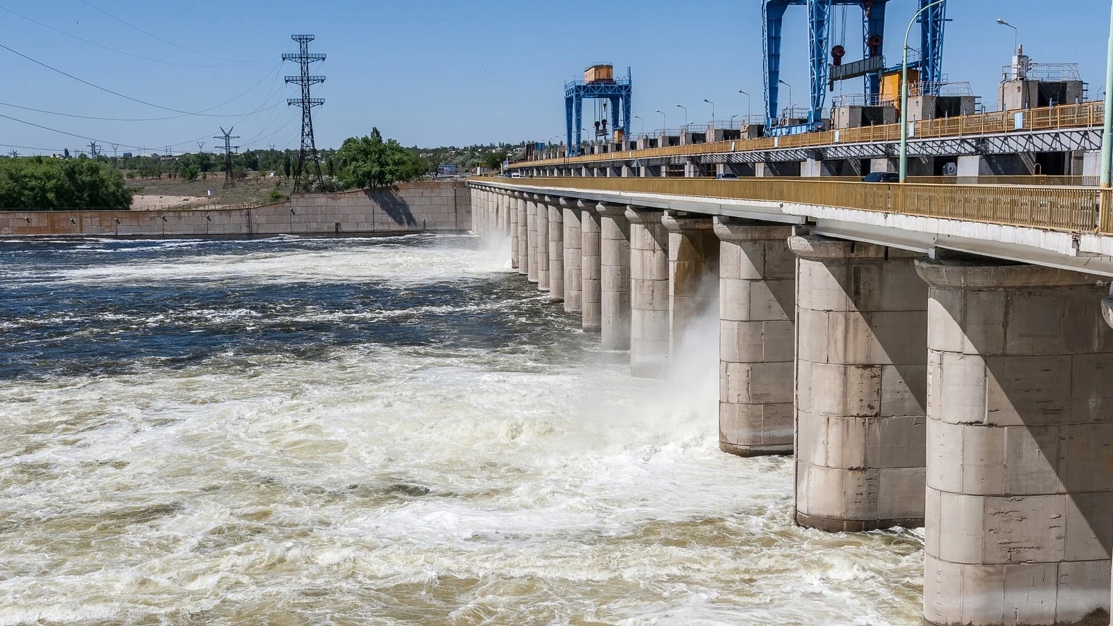 Ukraine warns Russia planning to destroy hydro dam