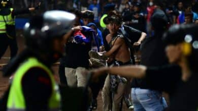 Photo of Chaos before stampede delivered disaster to Indonesia football fans