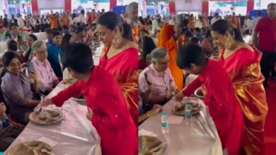 Photo of Kajol is a proud mom as son Yug serves bhog at Durga Puja; watch viral video