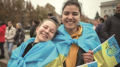 Photo of Ukrainians hail Russian retreat from Kherson